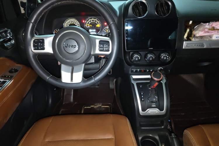 Used Jeep Compass 2014 Revised Version 2.4L Four-Wheel Drive Luxury Edition Center Console