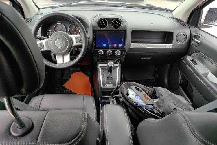 Used Jeep Compass 2014 2.0L two-wheel drive luxury version Center Console