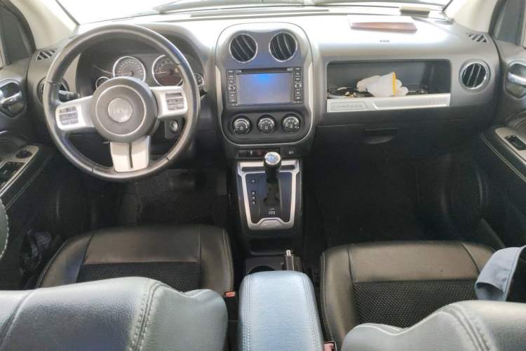 Used Jeep Compass 2014 2.4L four-wheel drive sport version Center Console