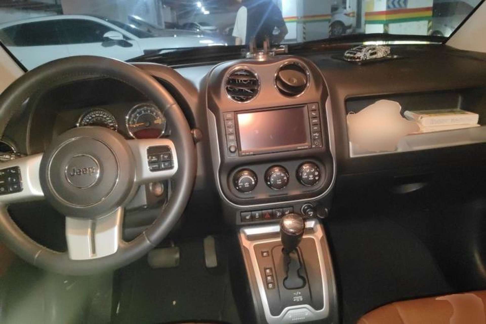 Used Jeep Compass 2014 Revised Version 2.4L Four-Wheel Drive Luxury Navigation Edition Center Console