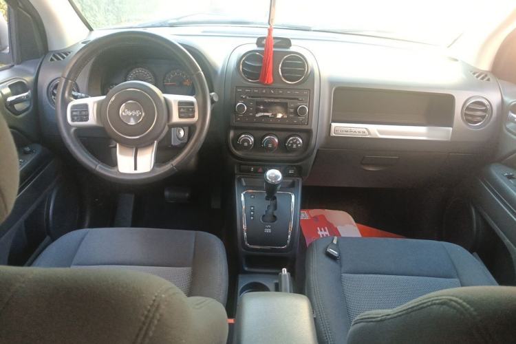 Used Jeep Compass 2014 2.4L four-wheel drive sport version Center Console