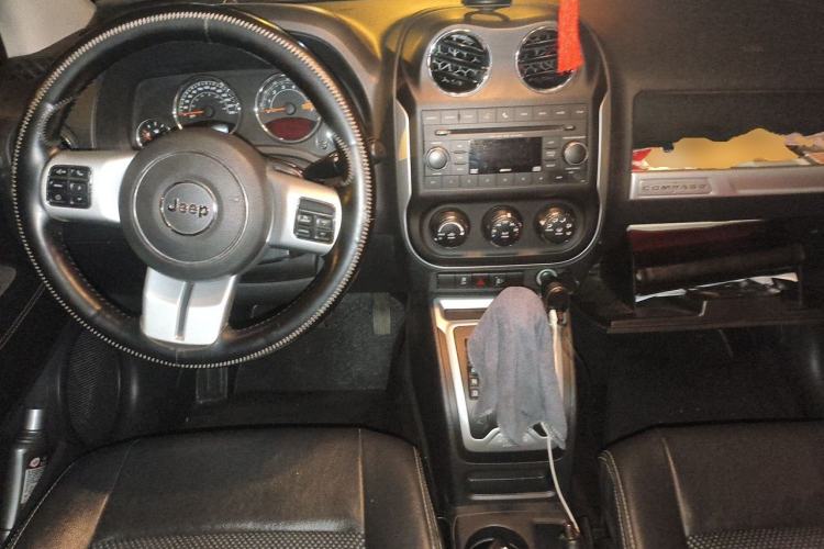 Used Jeep Compass 2014 Revised Version 2.4L Four-Wheel Drive Comfort Edition Center Console