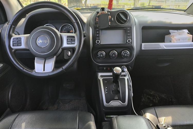 Used Jeep Compass 2014 Revised Version 2.4L Four-Wheel Drive Comfort Edition Center Console