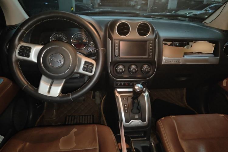 Used Jeep Compass 2014 2.4L four-wheel drive luxury version Center Console