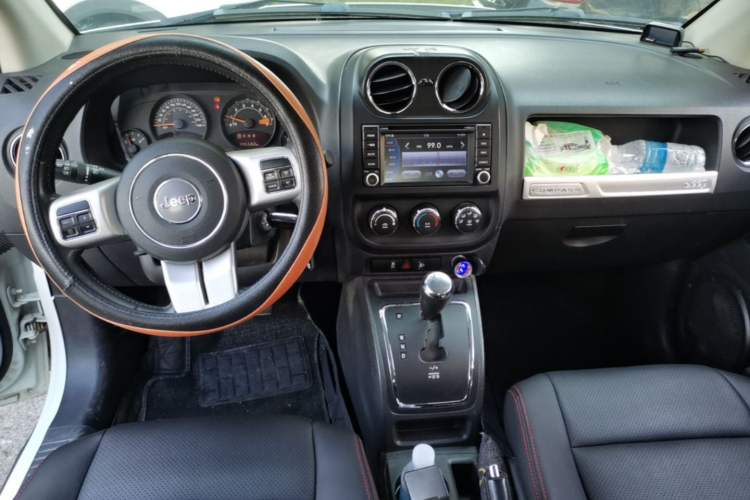Used Jeep Compass 2014 2.0L two-wheel drive sport version Center Console