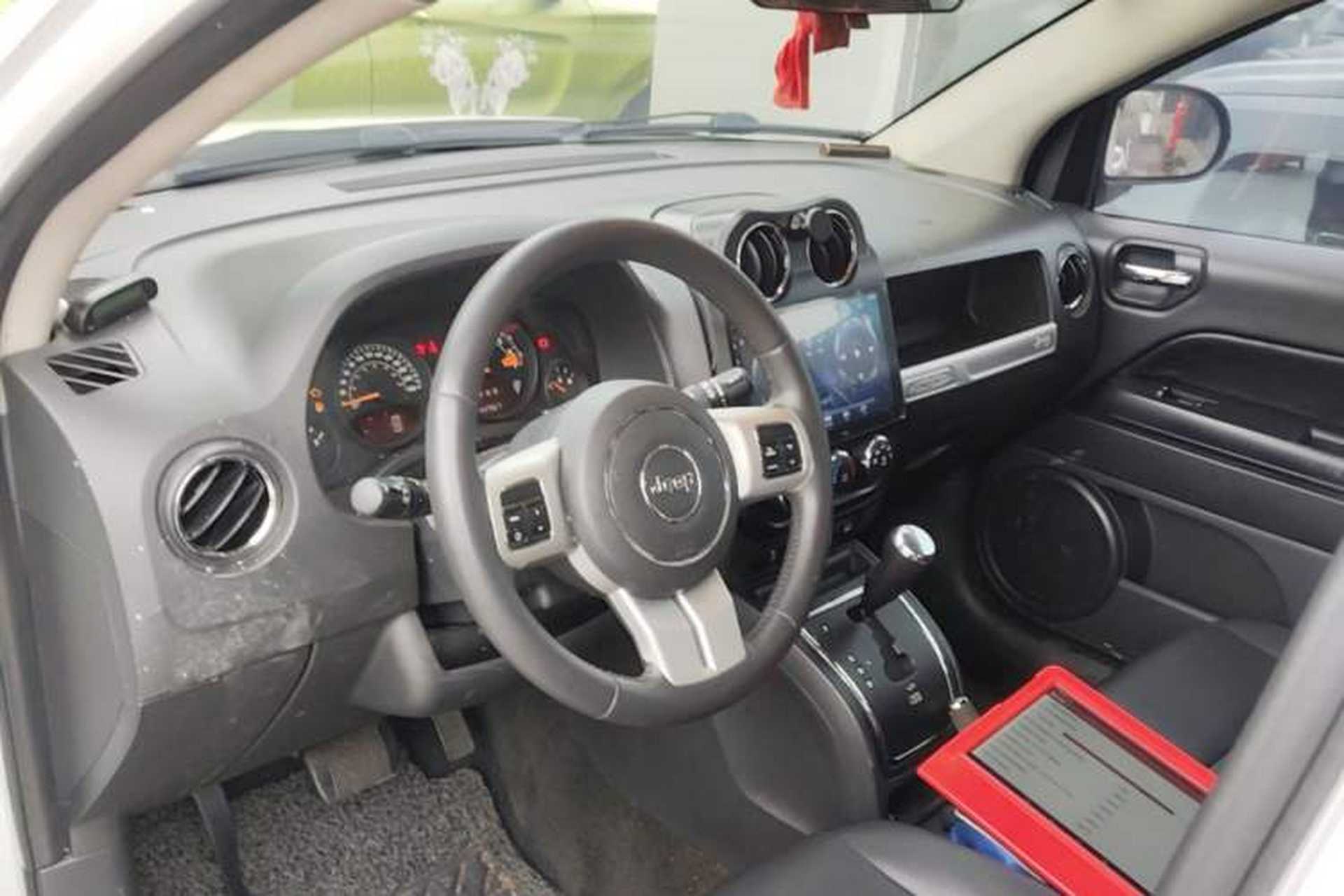 Used Jeep Compass 2014 2.0L two-wheel drive sport version Center Console
