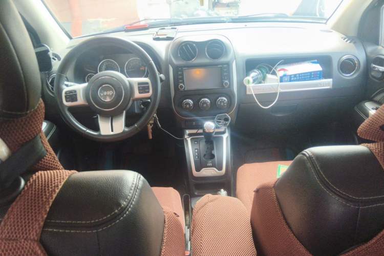 Used Jeep Compass 2014 Revised Version 2.4L Four-Wheel Drive Comfort Edition Center Console