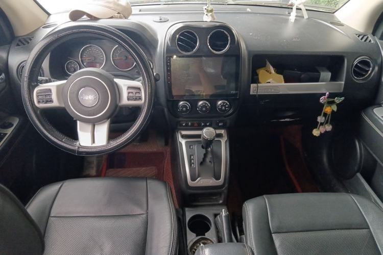 Used Jeep Compass 2014 2.0L two-wheel drive luxury version Center Console