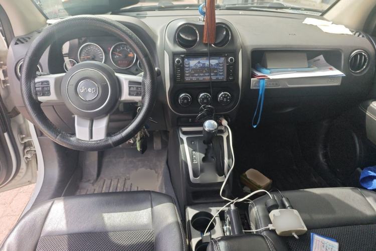 Used Jeep Compass 2014 Revised Version 2.4L Four-Wheel Drive Comfort Edition Center Console