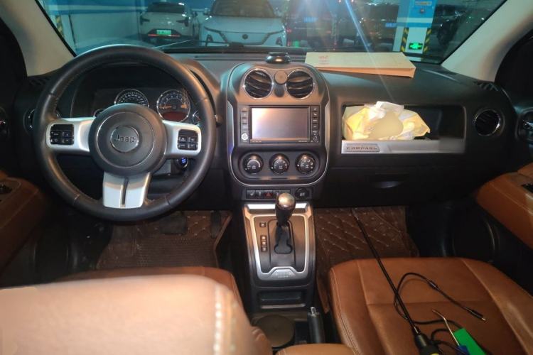 Used Jeep Compass 2014 Revised Version 2.4L Four-Wheel Drive Luxury Navigation Edition Center Console