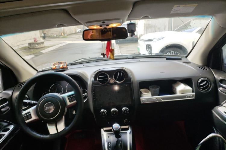 Used Jeep Compass 2014 Revised Version 2.4L Four-Wheel Drive Comfort Edition Center Console