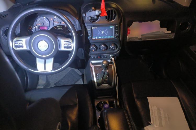 Used Jeep Compass 2014 2.0L two-wheel drive luxury version Center Console