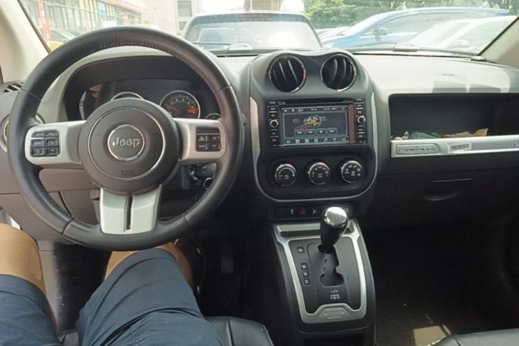 Used Jeep Compass 2014 Revised Version 2.4L Four-Wheel Drive Comfort Edition Center Console