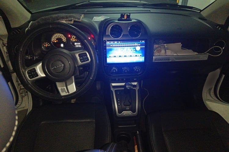 Used Jeep Compass 2014 2.4L four-wheel drive sport version Center Console