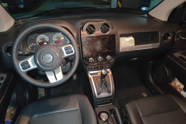 Used Jeep Compass 2014 Revised Version 2.4L Four-Wheel Drive Comfort Edition Center Console