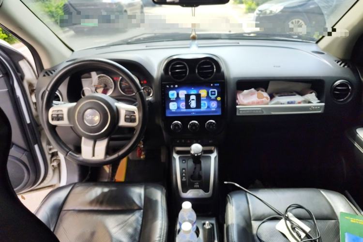 Used Jeep Compass 2014 2.0L two-wheel drive luxury version Center Console