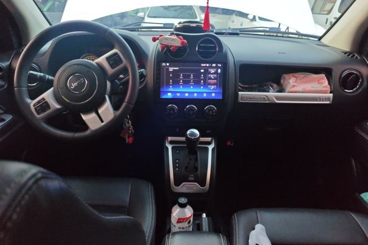 Used Jeep Compass 2014 Revised Version 2.4L Four-Wheel Drive Comfort Edition Center Console