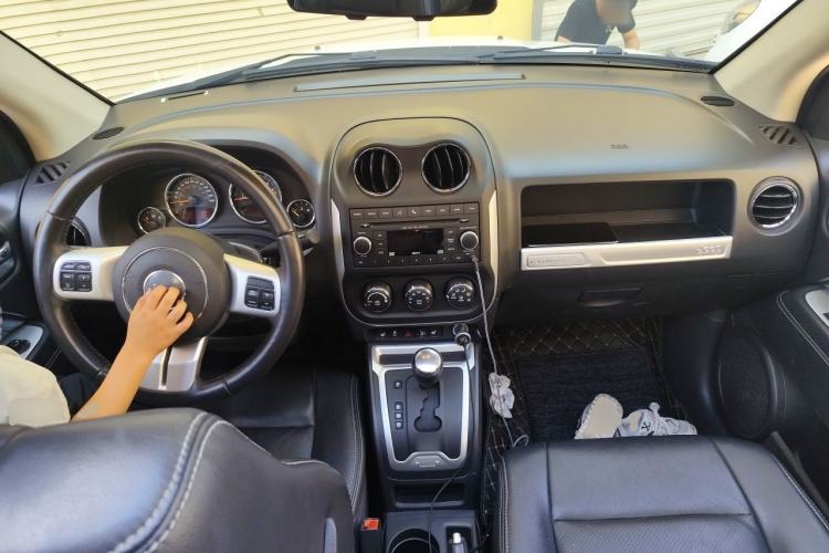 Used Jeep Compass 2014 2.4L four-wheel drive luxury version Center Console