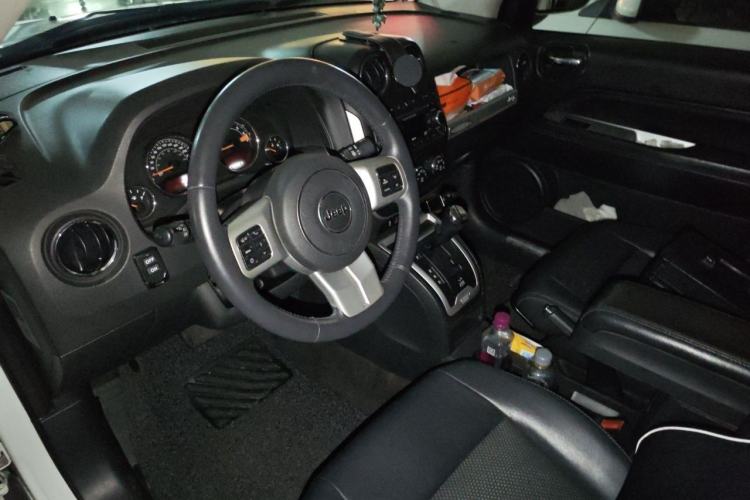 Used Jeep Compass 2014 Revised Version 2.4L Four-Wheel Drive Comfort Edition Center Console