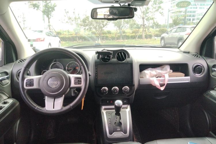 Used Jeep Compass 2014 Revised Version 2.4L Four-Wheel Drive Comfort Edition Center Console