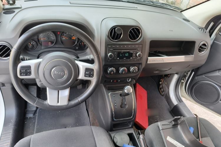 Used Jeep Compass 2014 Revised Version 2.0L Two-Wheel Drive Entry-Level Edition Center Console