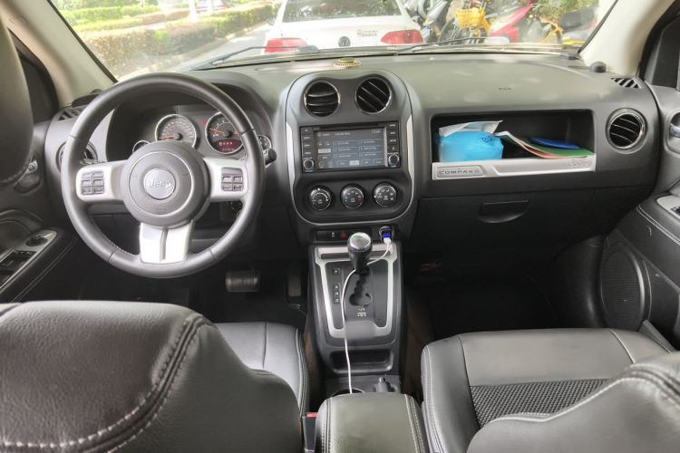 Used Jeep Compass 2014 Revised Version 2.4L Four-Wheel Drive Comfort Edition Center Console