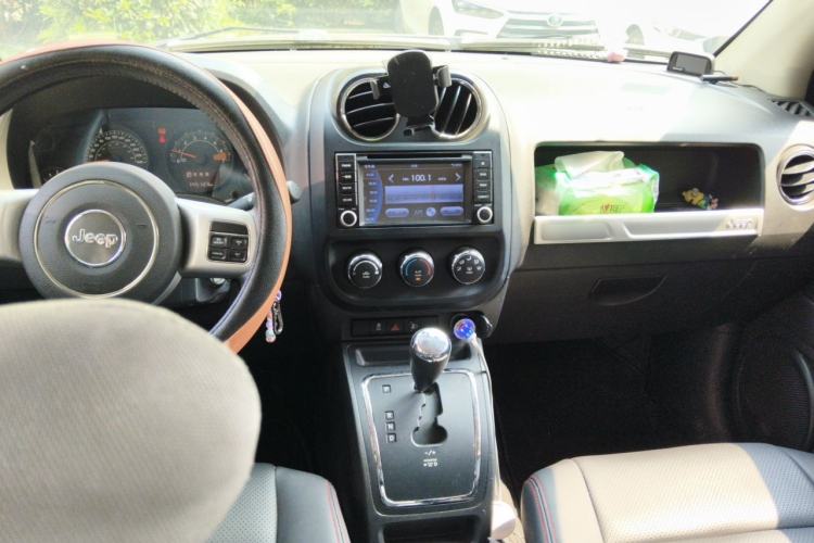 Used Jeep Compass 2014 2.0L two-wheel drive sport version Center Console