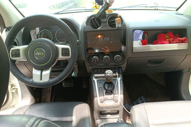 Used Jeep Compass 2014 2.0L two-wheel drive luxury version Center Console