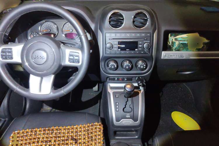 Used Jeep Compass 2014 Revised Version 2.4L Four-Wheel Drive Comfort Edition Center Console