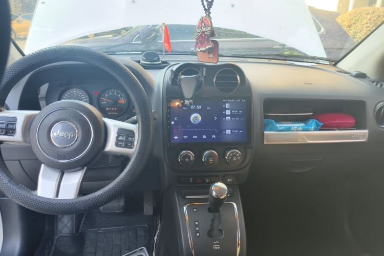 Used Jeep Compass 2014 2.0L two-wheel drive sport version Center Console