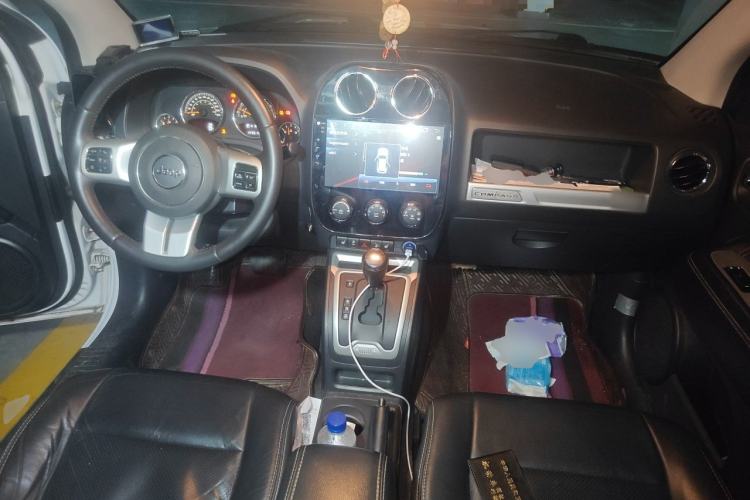 Used Jeep Compass 2014 2.0L two-wheel drive luxury version Center Console