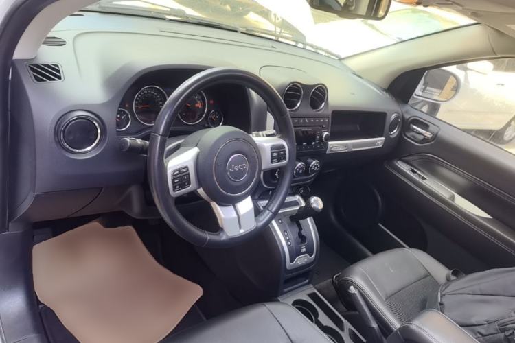 Used Jeep Compass 2014 Revised Version 2.4L Four-Wheel Drive Comfort Edition Center Console