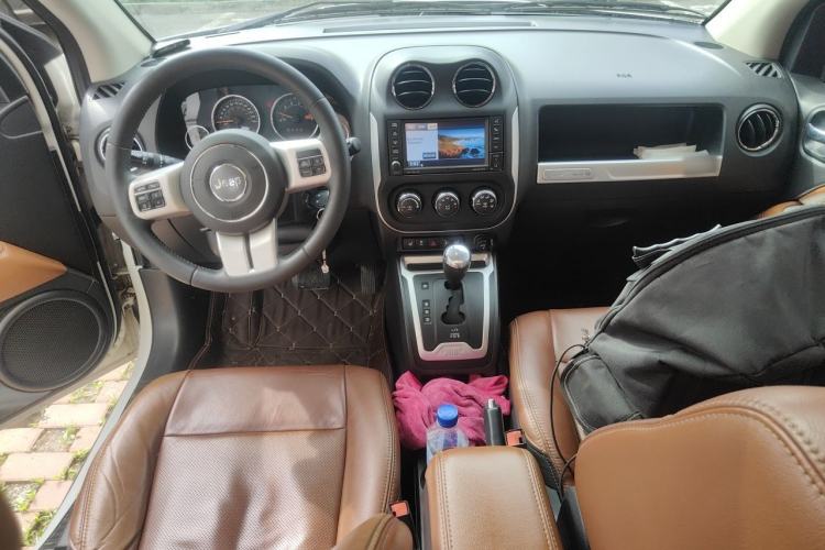 Used Jeep Compass 2014 2.4L four-wheel drive luxury navigation version Center Console
