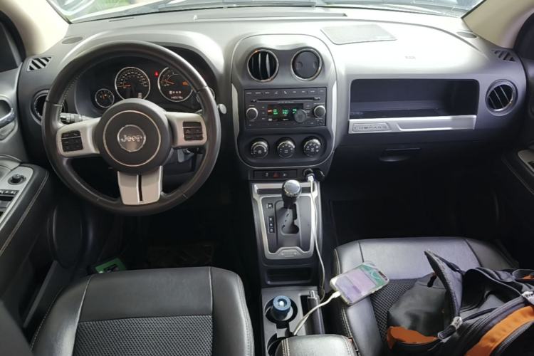 Used Jeep Compass 2014 Revised Version 2.4L Four-Wheel Drive Comfort Edition Center Console