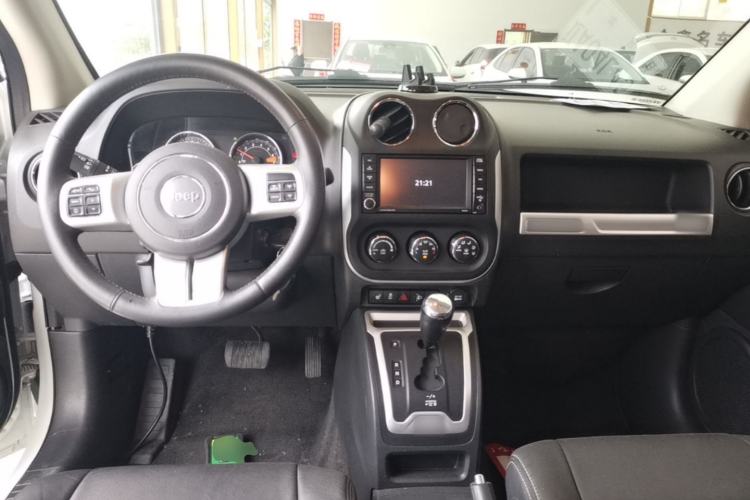 Used Jeep Compass 2014 2.4L four-wheel drive luxury navigation version Center Console