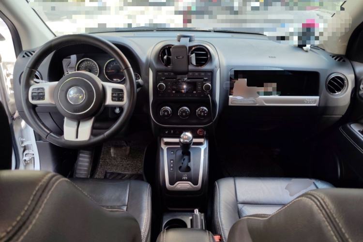 Used Jeep Compass 2014 2.4L four-wheel drive luxury version Center Console