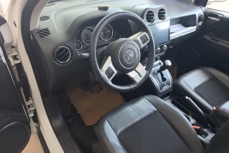 Used Jeep Compass 2014 Revised Version 2.4L Four-Wheel Drive Comfort Edition Center Console