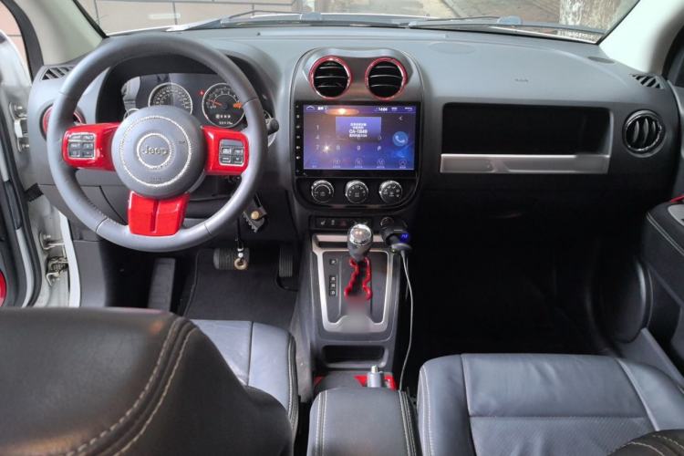 Used Jeep Compass 2014 2.0L two-wheel drive luxury version Center Console