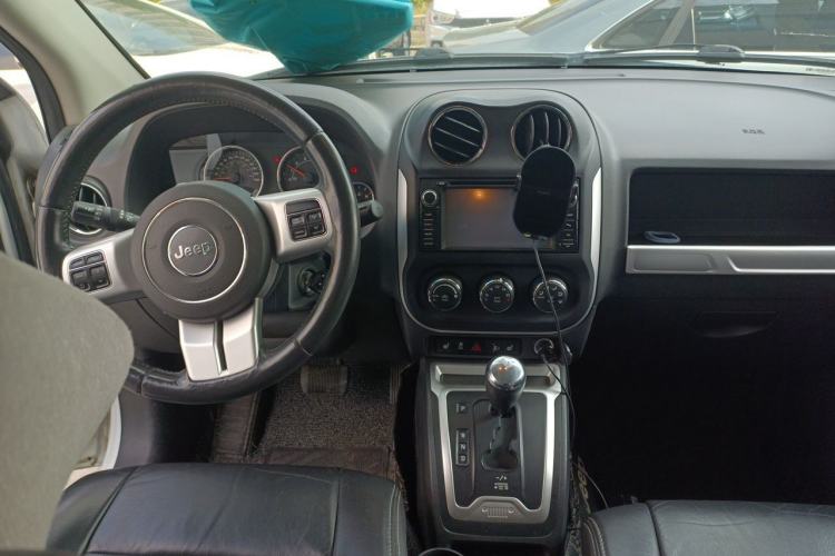 Used Jeep Compass 2014 Revised Version 2.4L Four-Wheel Drive Luxury Edition Center Console