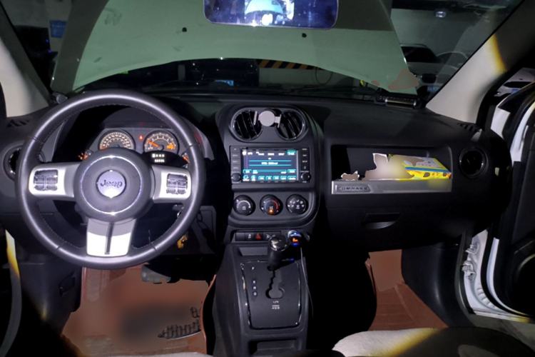 Used Jeep Compass 2014 Revised Version 2.0L Two-Wheel Drive Entry-Level Edition Center Console