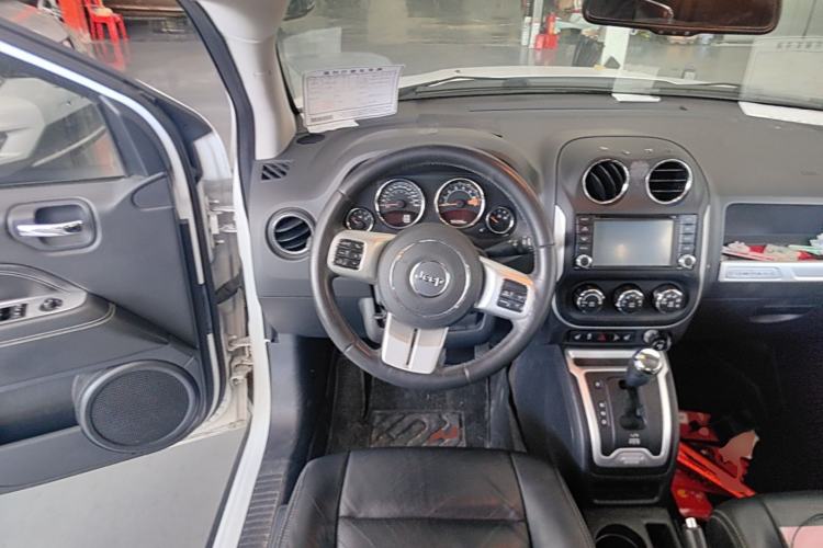 Used Jeep Compass 2014 2.0L two-wheel drive luxury version Center Console