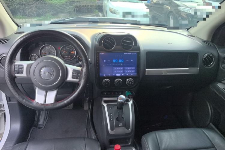 Used Jeep Compass 2014 2.4L four-wheel drive luxury version Center Console