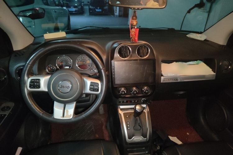 Used Jeep Compass 2014 2.4L four-wheel drive luxury version Center Console