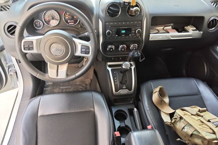 Used Jeep Compass 2014 2.0L two-wheel drive urban version Center Console