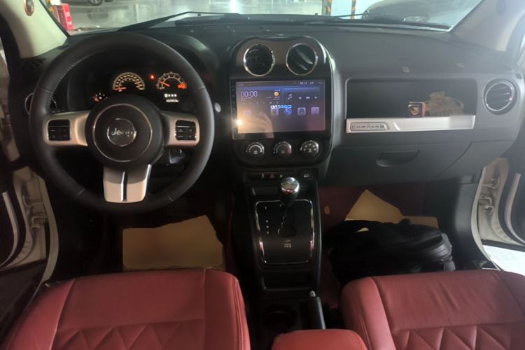 Used Jeep Compass 2014 2.0L two-wheel drive sport version Center Console