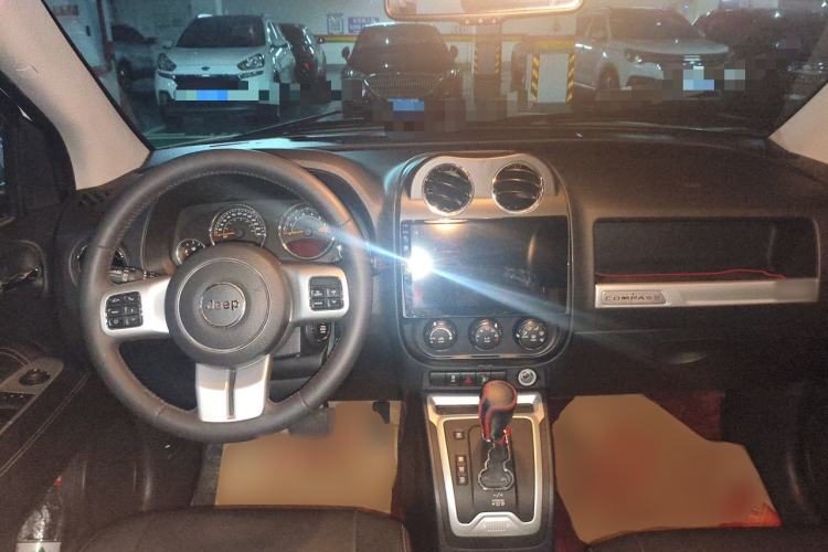 Used Jeep Compass 2014 Revised Version 2.4L Four-Wheel Drive Comfort Edition Center Console