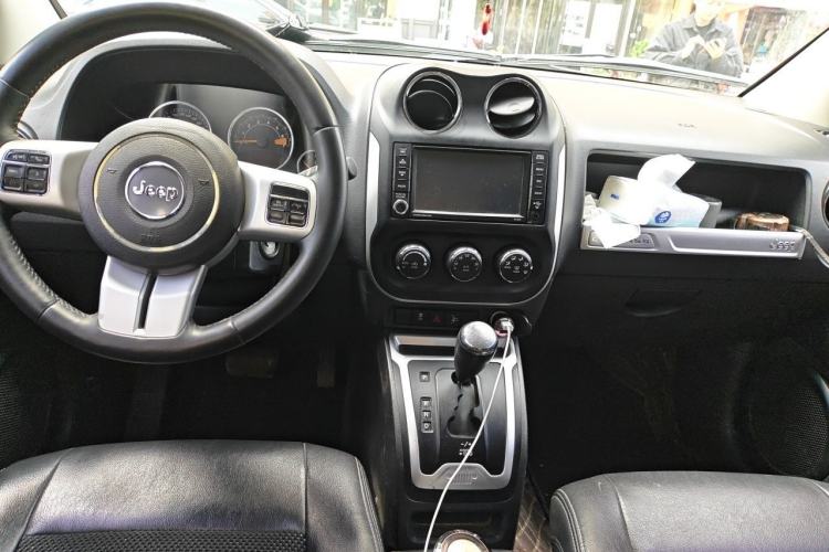 Used Jeep Compass 2014 Revised Version 2.4L Four-Wheel Drive Comfort Edition Center Console