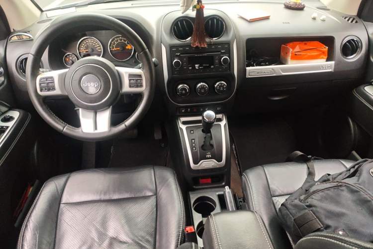 Used Jeep Compass 2014 2.4L four-wheel drive luxury version Center Console