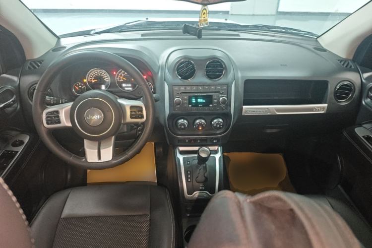 Used Jeep Compass 2014 Revised Version 2.4L Four-Wheel Drive Comfort Edition Center Console