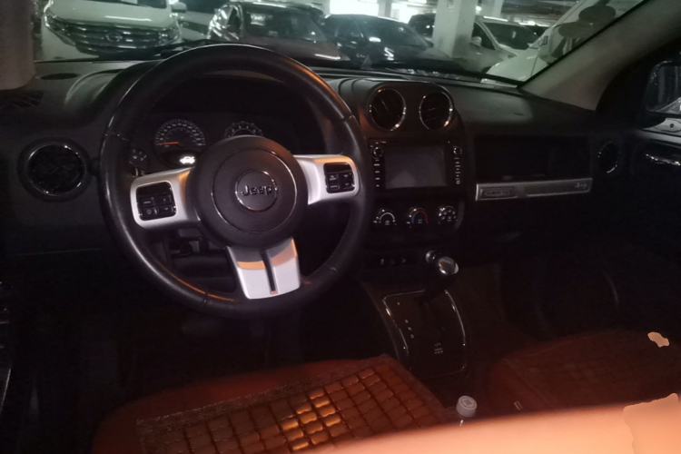 Used Jeep Compass 2014 2.0L two-wheel drive urban version Center Console